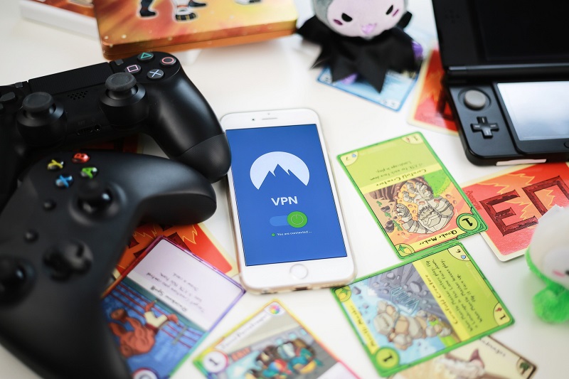 Gaming-Controller und Sammelkarten mit einem Smartphone mit VPN-Verbindung